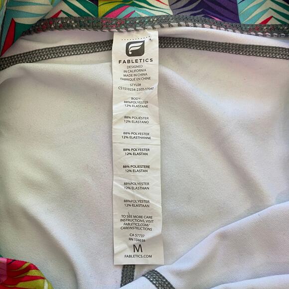 Fabletics Lima Capri Max Compression Leggings Size Medium EUC Geometric Rainbow - Picture 4 of 7